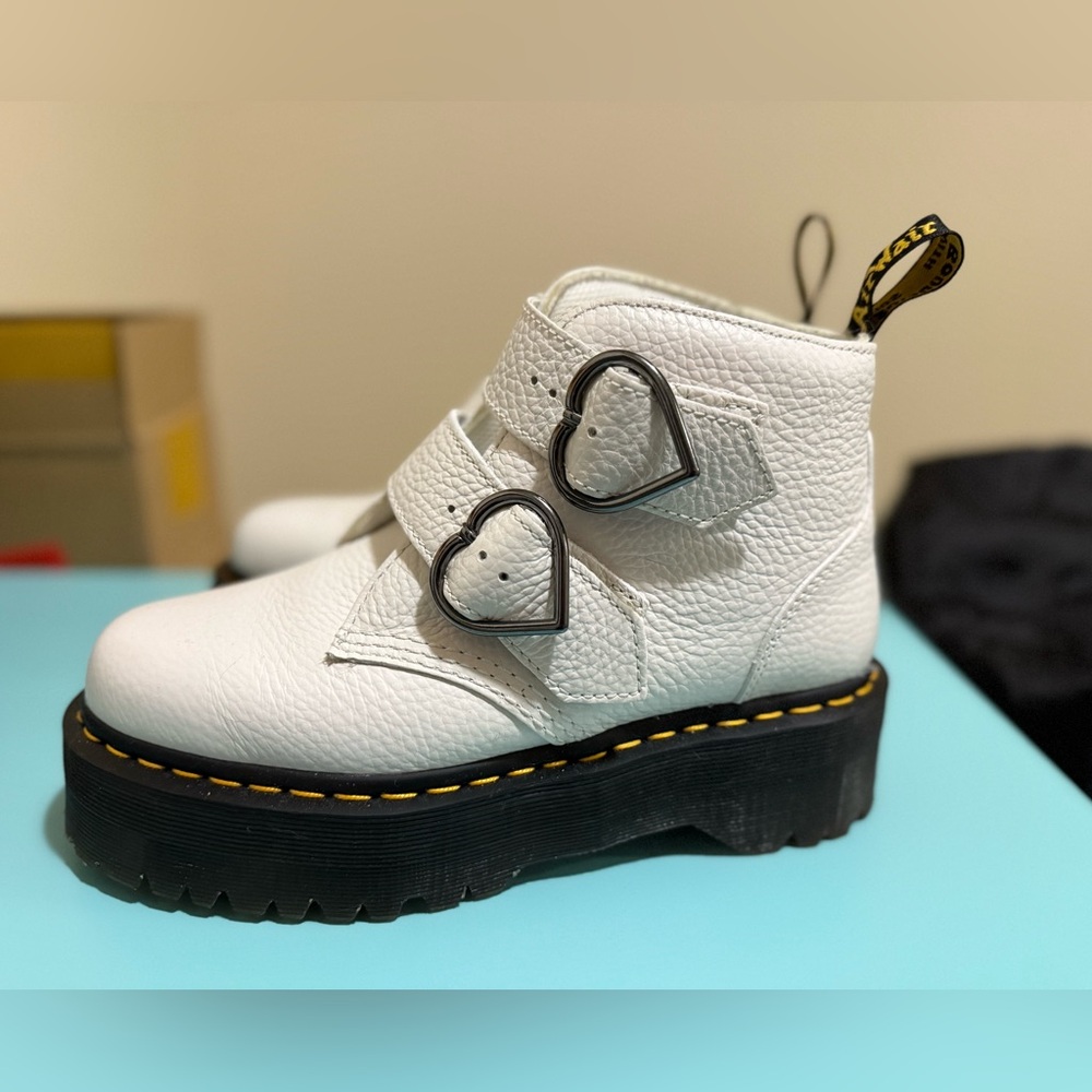 Dr. Martens Devon Heart Buckle Boots – White 🤍 UK 6 / US 8 / EU 39 – Excellent!